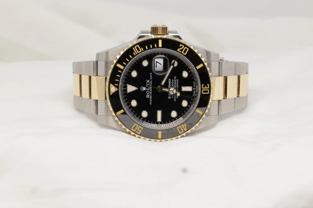 Jam tangan mewah dua warna, baja dan emas, dengan bezel dan dial hitam
