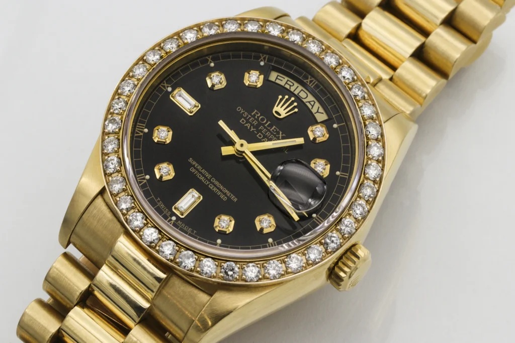 Jam tangan mewah berbahan emas kuning dengan bezel berlian dan dial hitam