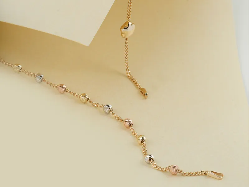 Gelang rantai emas dengan manik-manik emas kuning, putih, dan rose gold